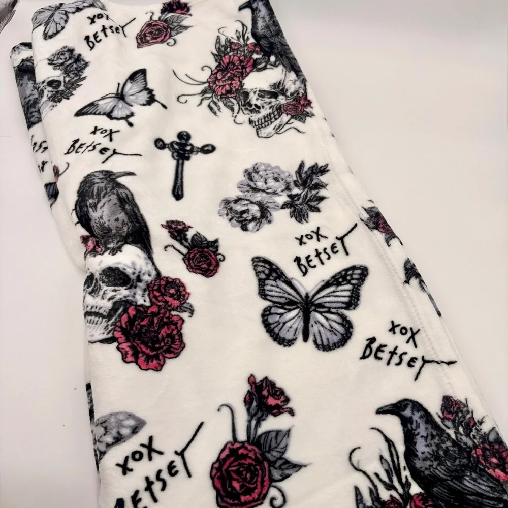 Betsey Johnson Halloween Ultra Plush Throw Blanket Gothic Skull Raven Pink Rose